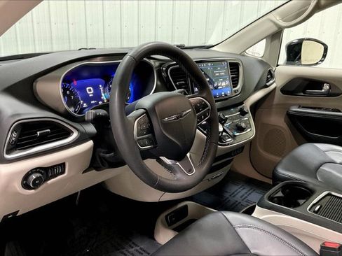 Used 2024 Chrysler Pacifica Touring-L FWD image 14