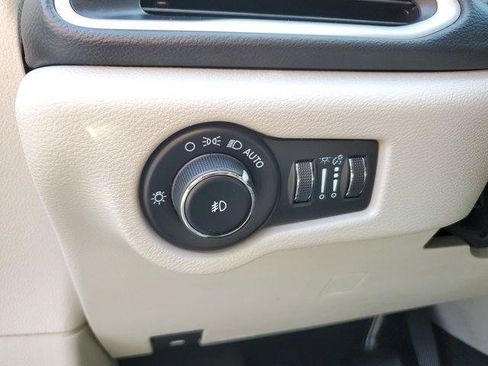 Used 2023 Chrysler Pacifica Touring-L FWD image 19