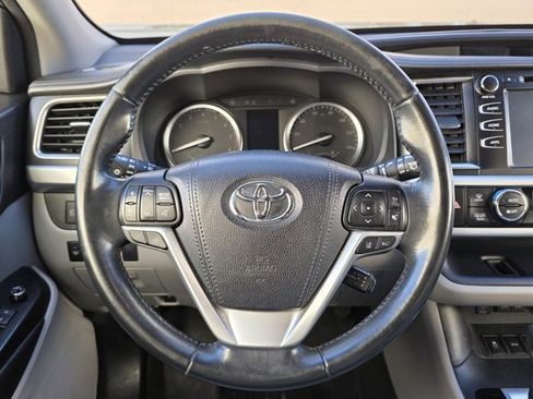Used 2017 Toyota Highlander XLE image 17