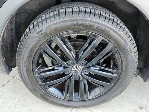 Used 2022 Volkswagen Tiguan SE R-Line image 8