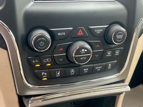 Used 2021 Jeep Grand Cherokee Laredo image 12