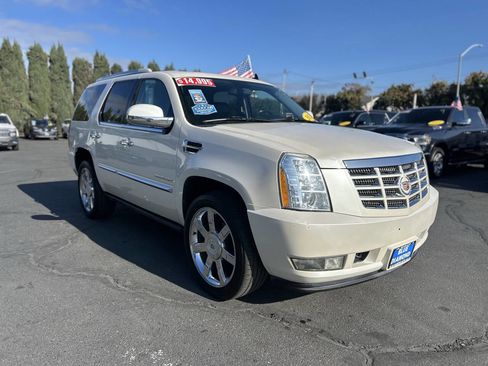 Used 2012 Cadillac Escalade Luxury image 2