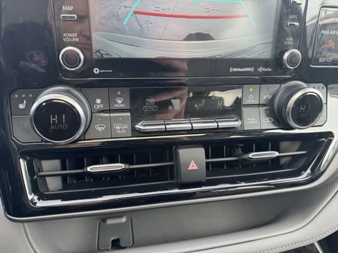 Used 2020 Toyota Highlander XLE image 15