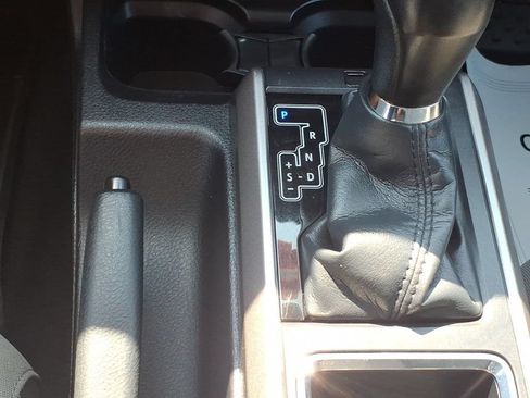 Used 2018 Toyota Tacoma SR5 AWD/4WD image 25
