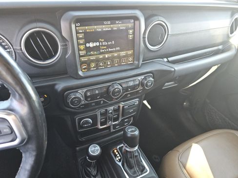 Used 2022 Jeep Wrangler Unlimited Sahara w/ Cold Weather Group AWD/4WD image 33