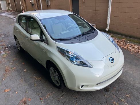 Used 2012 Nissan Leaf SV image 3