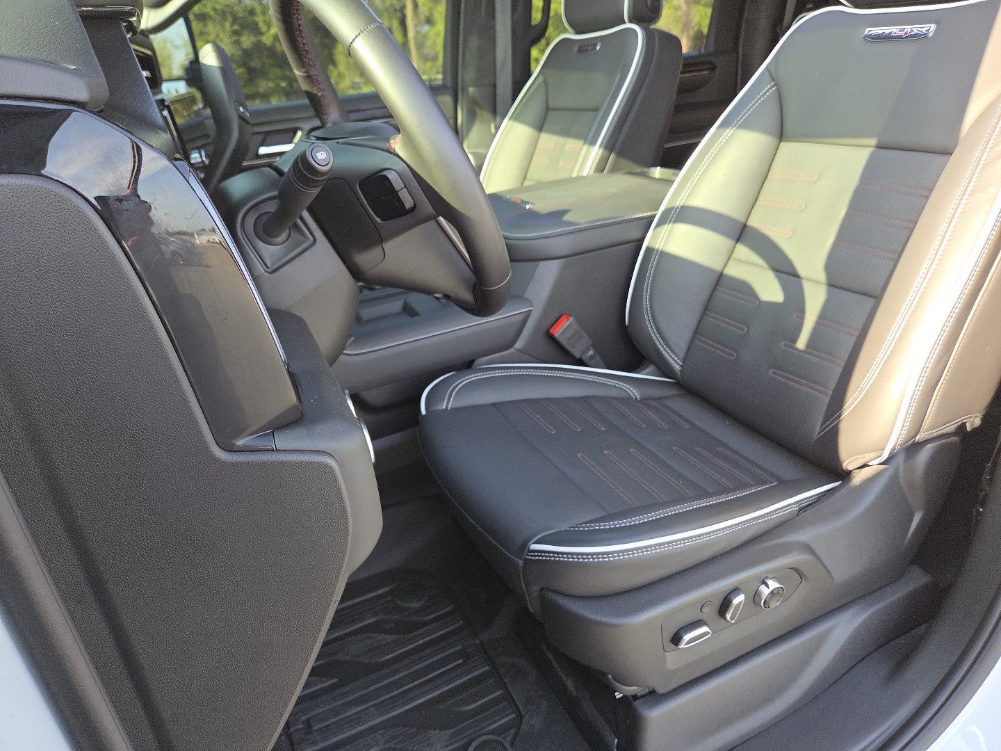 Used 2025 GMC Sierra 2500 AT4X AWD/4WD image 34