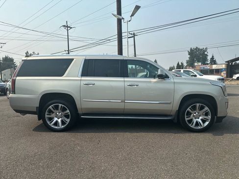 Used 2016 Cadillac Escalade ESV Luxury AWD/4WD image 4