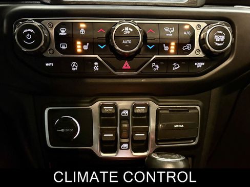 Used 2019 Jeep Wrangler Unlimited Sahara w/ Uconnect 4C Nav & Sound Group AWD/4WD image 25