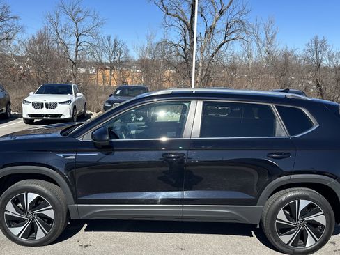 Used 2024 Volkswagen Taos SE w/ Panoramic Sunroof Package image 7