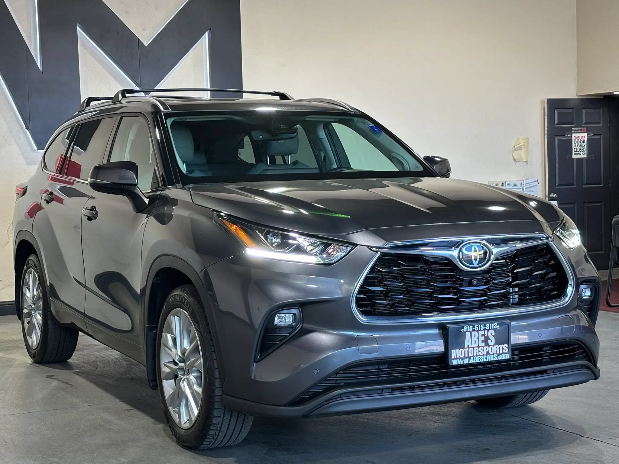 Used 2022 Toyota Highlander Limited AWD/4WD image 2