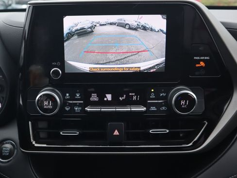 Used 2023 Toyota Highlander L image 16