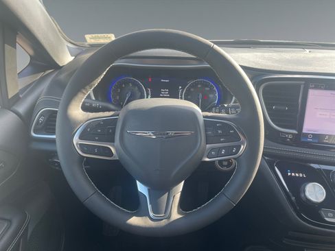 New 2026 Chrysler Pacifica Select image 12