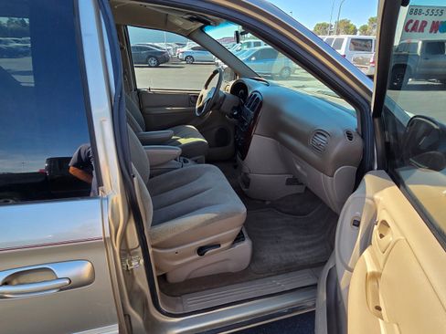 Used 2003 Chrysler Town & Country LX image 27