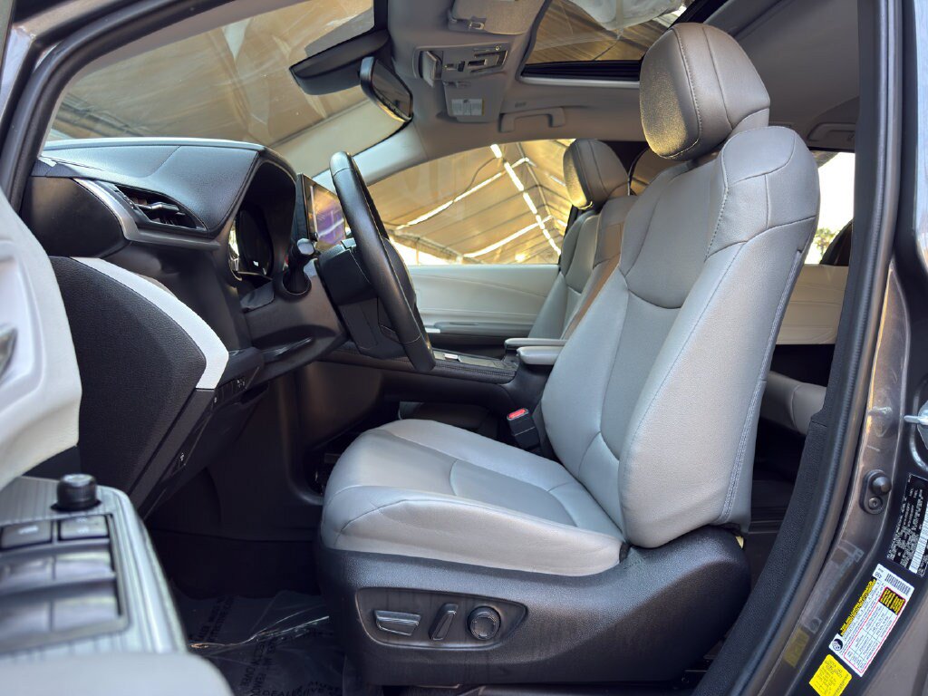 Used 2025 Toyota Sienna XLE FWD image 19