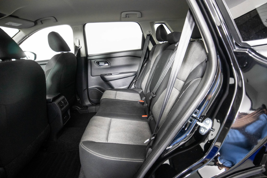 Used 2025 Nissan Rogue SV FWD image 12