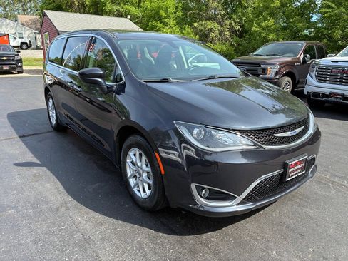 Used 2020 Chrysler Pacifica Touring FWD image 5