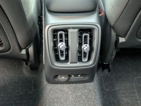 Used 2022 Volvo XC40 P8 Recharge Ultimate image 27