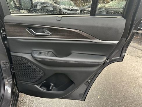 New 2025 Jeep Grand Cherokee Limited w/ Luxury Tech Group II image 16