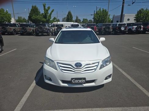 Used 2011 Toyota Camry XLE w/ SE/XLE Extra-Value Pkg FWD image 4
