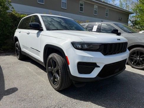 Used 2024 Jeep Grand Cherokee Altitude image 1