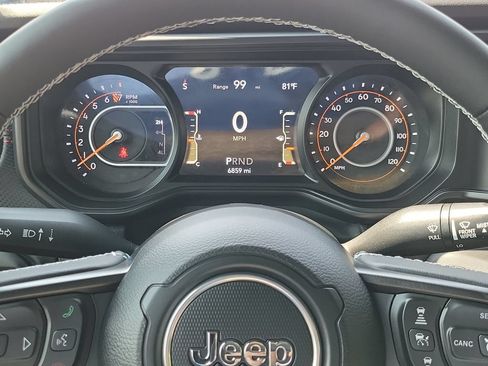 Used 2025 Jeep Gladiator Rubicon w/ Convenience Group AWD/4WD image 13