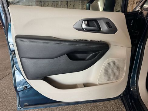Used 2023 Chrysler Pacifica Touring-L FWD image 15
