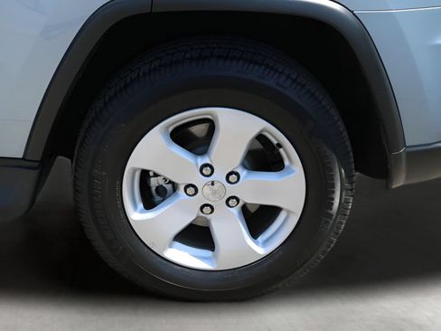 Used 2012 Jeep Grand Cherokee Laredo RWD image 9