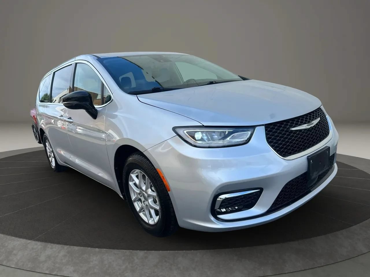 Used 2024 Chrysler Pacifica Touring-L FWD image 3