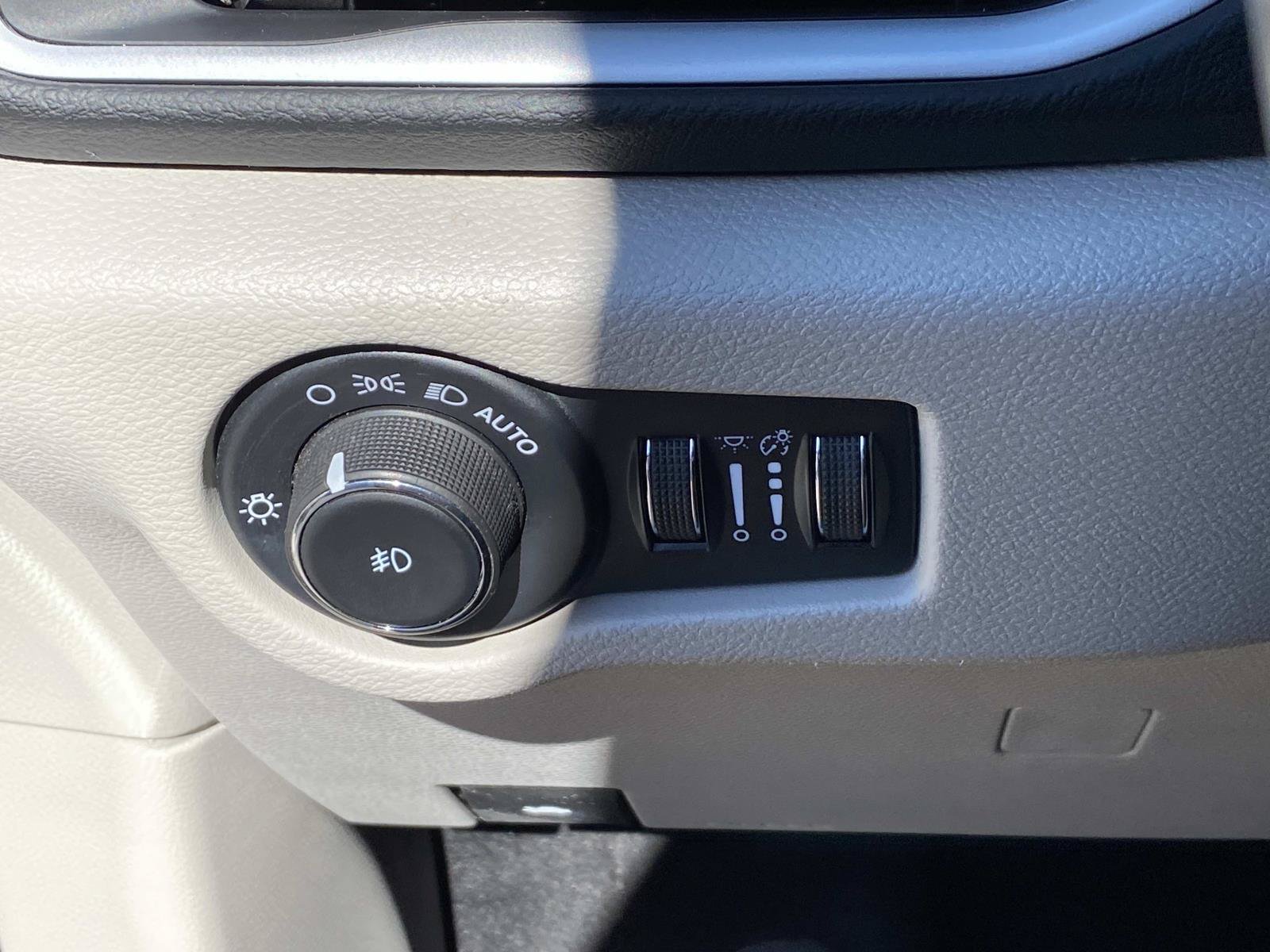 Used 2024 Chrysler Pacifica Touring-L FWD image 17