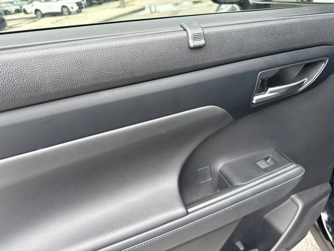 Used 2023 Toyota Highlander XLE FWD image 11