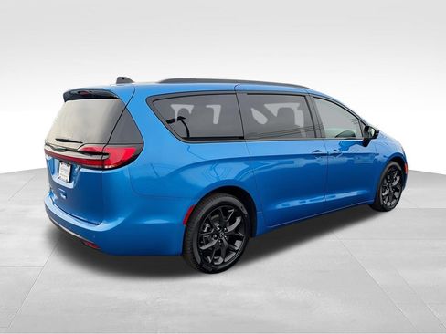 New 2026 Chrysler Pacifica Select w/ S Appearance Package FWD image 8