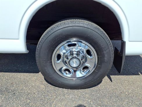 Used 2018 Chevrolet Express 3500 Extended w/ Driver Convenience Package RWD image 25