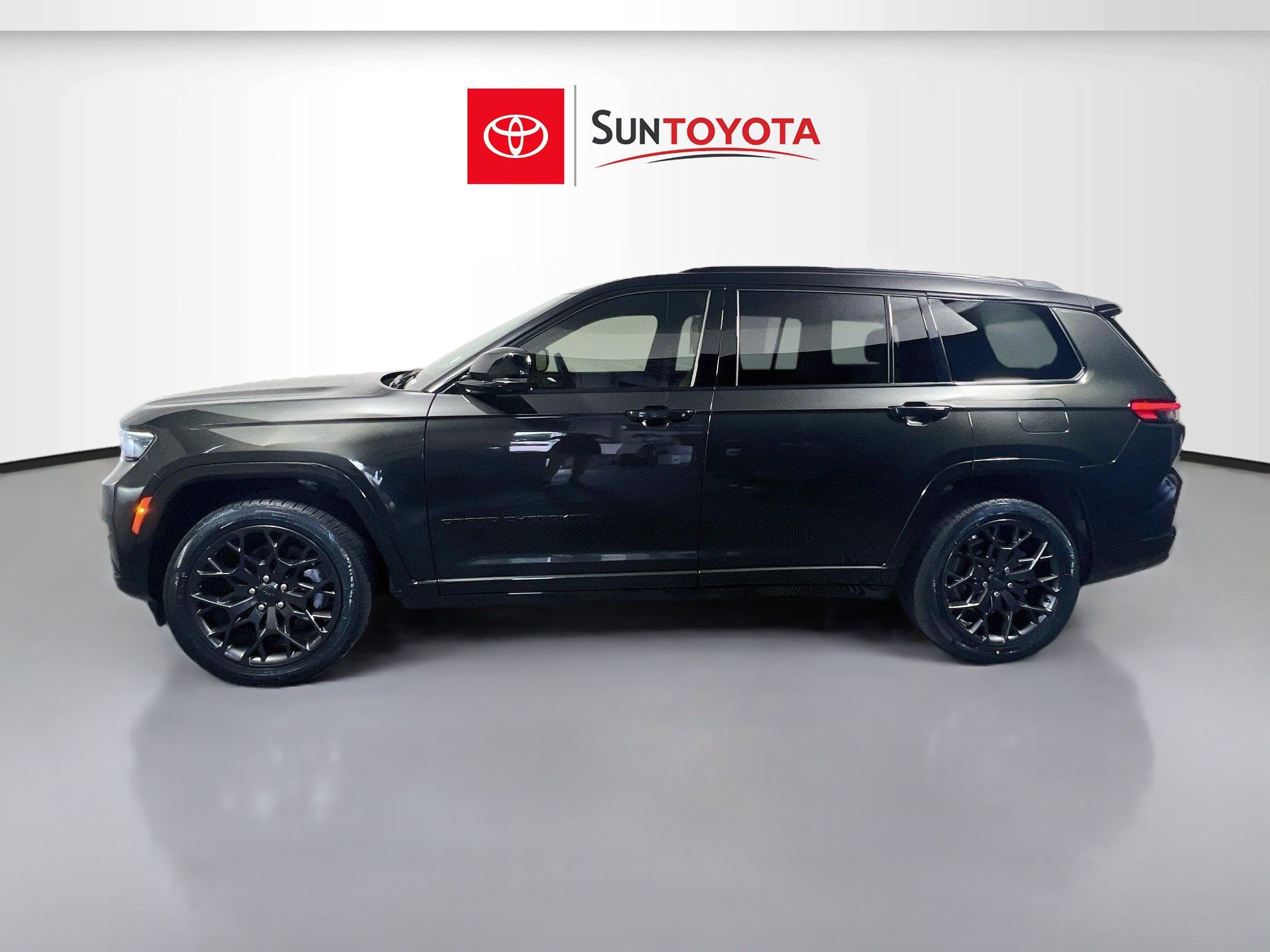 Used 2024 Jeep Grand Cherokee L Summit w/ High Altitude Package AWD/4WD image 7