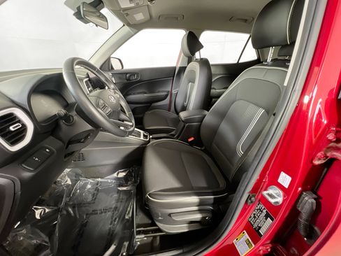 Used 2023 Hyundai Venue Limited image 21