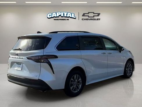 Used 2023 Toyota Sienna XLE w/ XLE Plus Package image 5