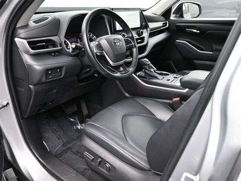 Used 2023 Toyota Highlander XLE image 2