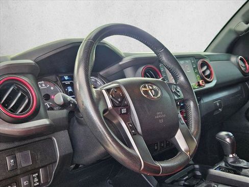 Used 2022 Toyota Tacoma TRD Off-Road w/ Technology Package AWD/4WD image 9