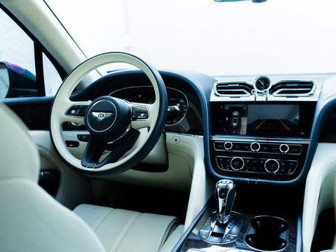 Used 2024 Bentley Bentayga image 18