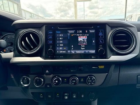 Used 2018 Toyota Tacoma TRD Off-Road w/ Technology Package AWD/4WD image 15