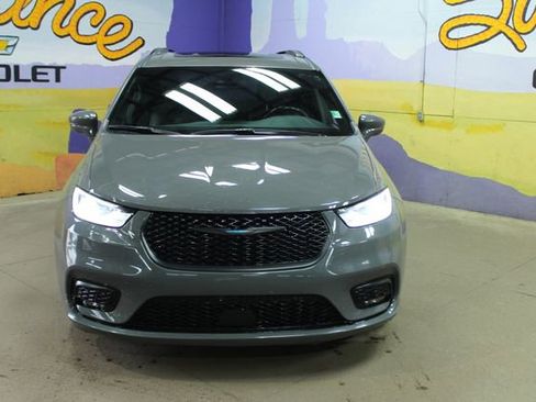 Used 2021 Chrysler Pacifica Limited w/ Uconnect Theater Family Group image 3