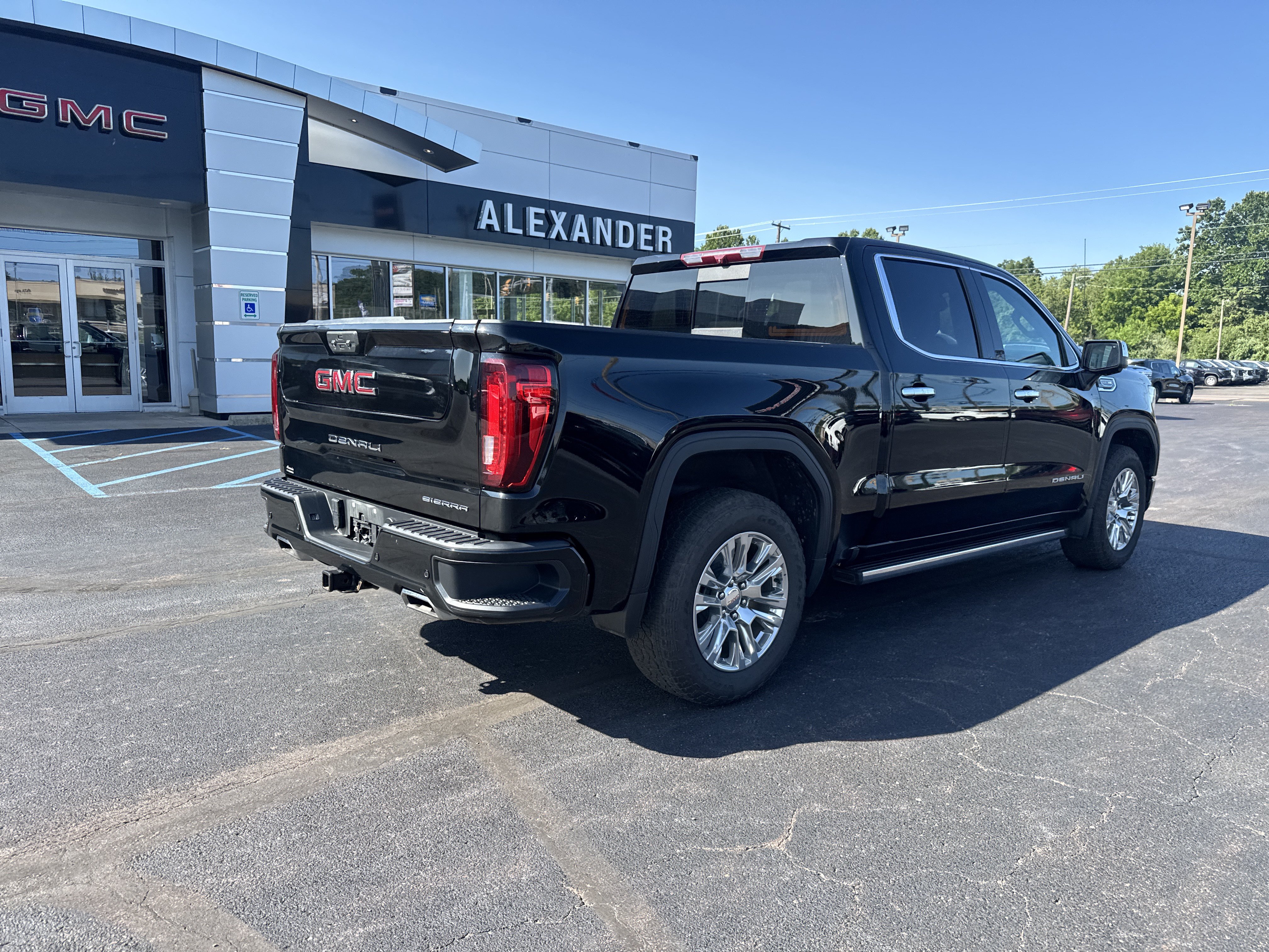 Used 2023 GMC Sierra 1500 Denali AWD/4WD image 3