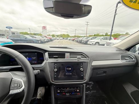 Used 2022 Volkswagen Tiguan SE AWD/4WD image 29