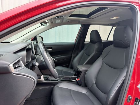 Used 2023 Toyota Corolla Cross XLE w/ Convenience Package FWD image 11
