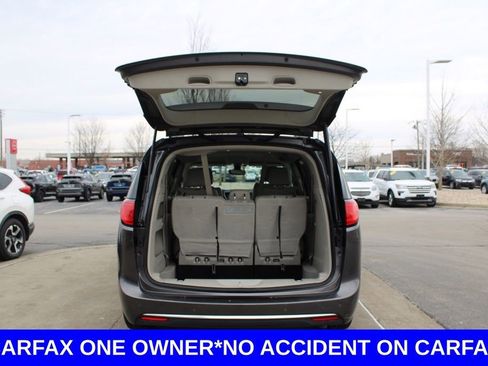 Used 2017 Chrysler Pacifica Touring-L image 9