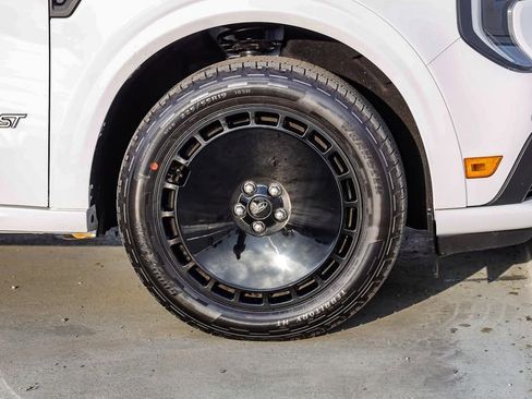 Used 2025 Ford Maverick Lobo image 11