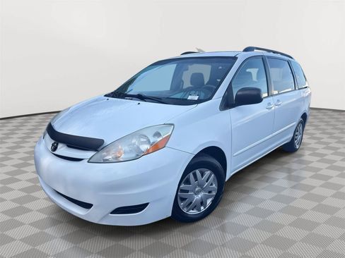 Used 2010 Toyota Sienna FWD image 2