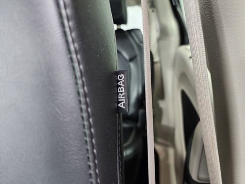 Used 2024 Chrysler Pacifica Touring-L image 42