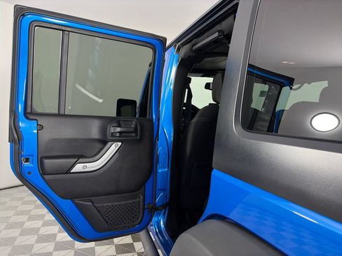 Used 2016 Jeep Wrangler Unlimited Rubicon w/ Connectivity Group AWD/4WD image 12
