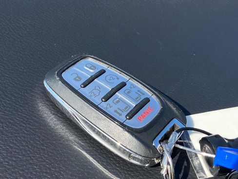 Used 2024 Chrysler Pacifica Touring-L image 32